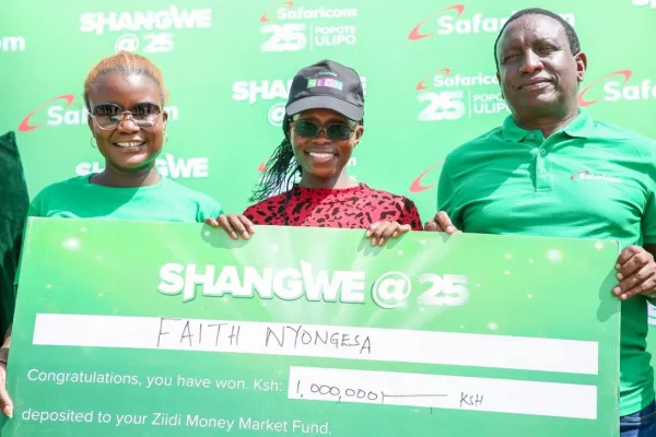 Zizwe Awuor, Director of Brand and Marketing at Safaricom (left), together with Jackson Mutua, Regional Business Lead for the Coast Region at Safaricom (right), presents a cheque to Faith Nyongesa, winner of KES 1 million in the Shangwe @25 campaign, during an award ceremony held at Ibiza Market in Ukunda, Kwale County.
