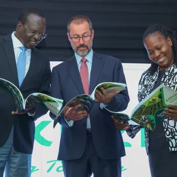 Ministry of Environment Secretary of Administration John Elungata, Kakuzi MD Chris Flowers and Kakuzi Board Director Pamella Ager at the 4th ESG Report Launch