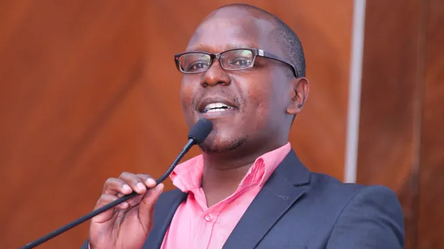 Francis Ndegwa from SEACOM addressing the audience during the SEACOM Chat at Capital Club