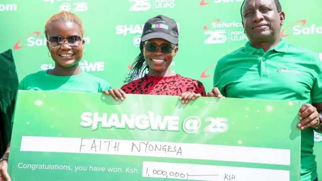 Zizwe Awuor, Director of Brand and Marketing at Safaricom (left), together with Jackson Mutua, Regional Business Lead for the Coast Region at Safaricom (right), presents a cheque to Faith Nyongesa, winner of KES 1 million in the Shangwe @25 campaign, during an award ceremony held at Ibiza Market in Ukunda, Kwale County.