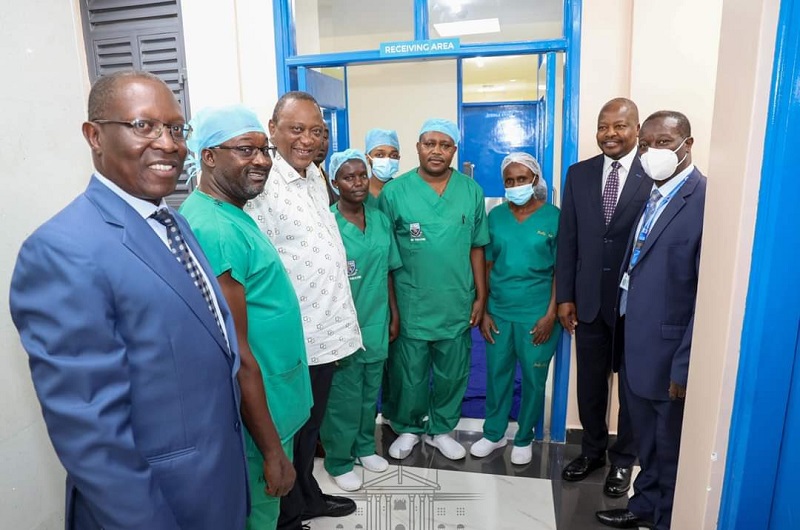  Uhuru unveils KNH’s new lab, liver and kidney treatment centres worth Sh1bn